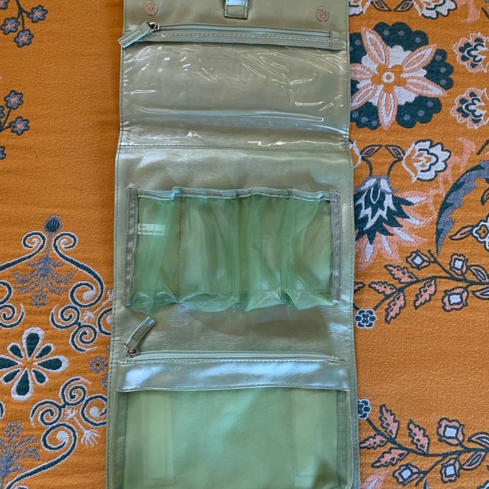 Hanging travel bay for accessories